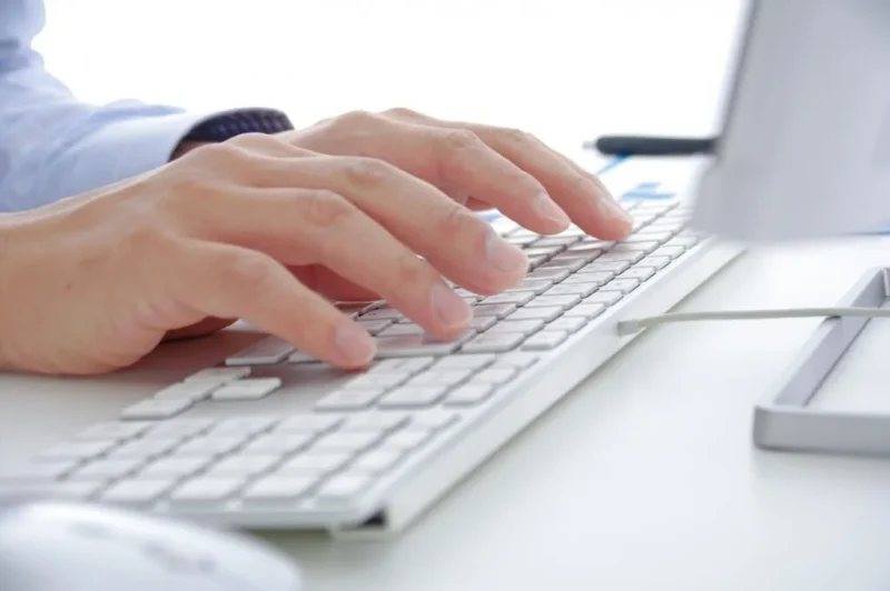 キーボードと人の手
